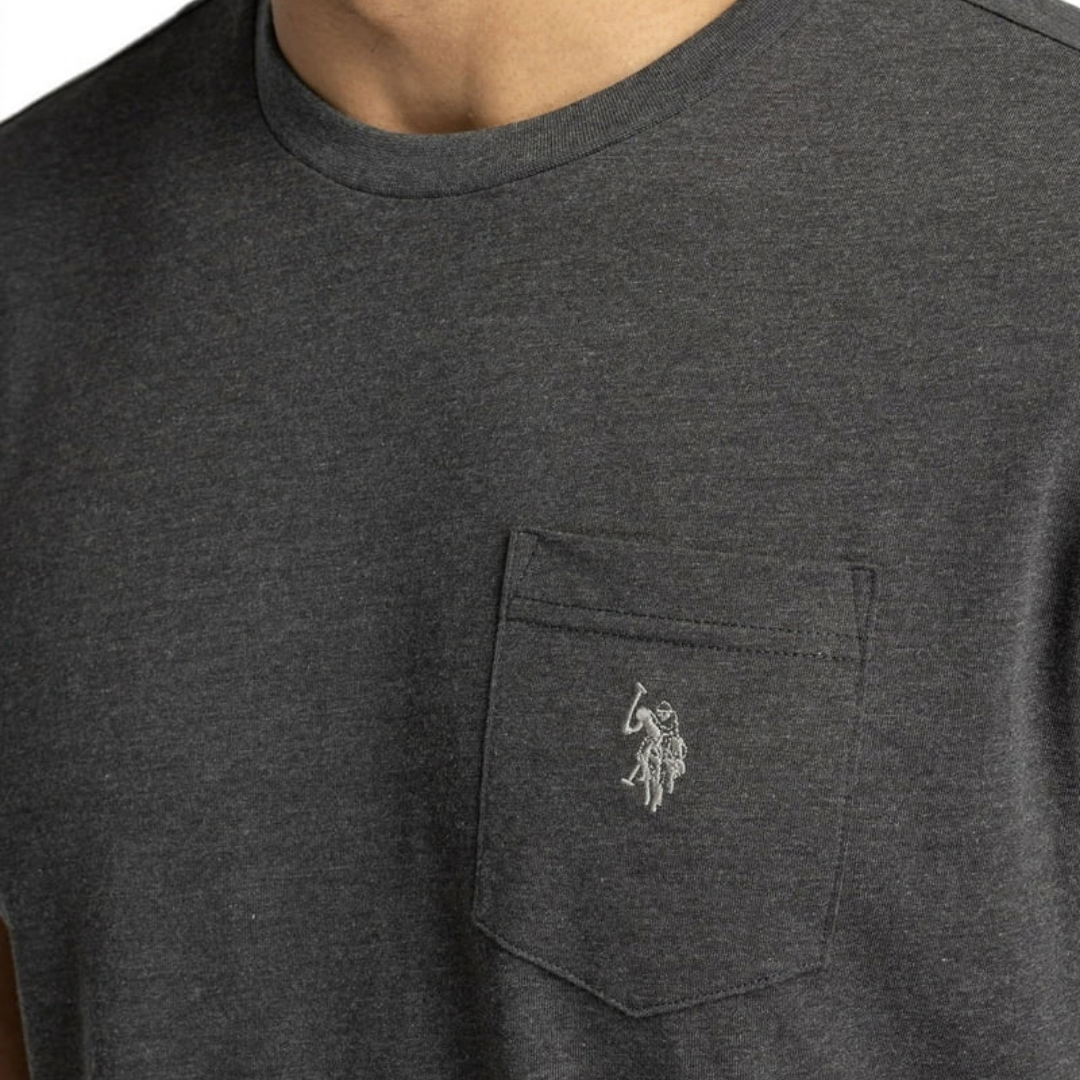 Franela U.S. Polo Assn. Básica Con Bolsillo Gris Oscuro Para Hombre