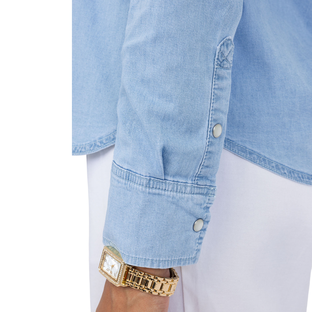 Camisa Polo Jeans Claro con Broches de Presión Para Mujer